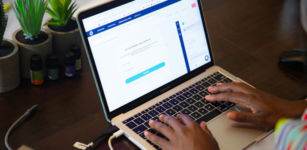 Person, die den Chatbot für Anfragen nutzt Chatbot für Unternehmen